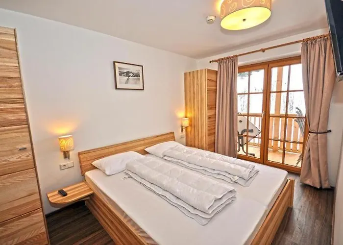 Hotel Kristall By Skinetworks 4*